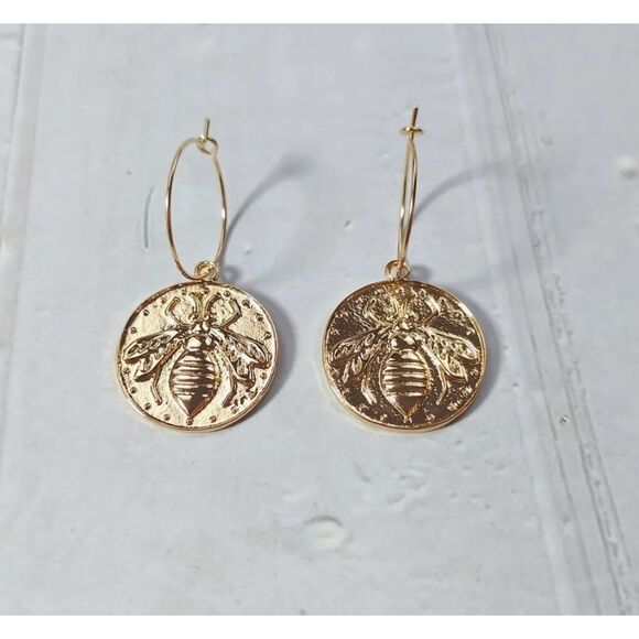 💛 NEW Goldtone round hoop honeybee dangle earrings 💛 - Picture 1 of 3